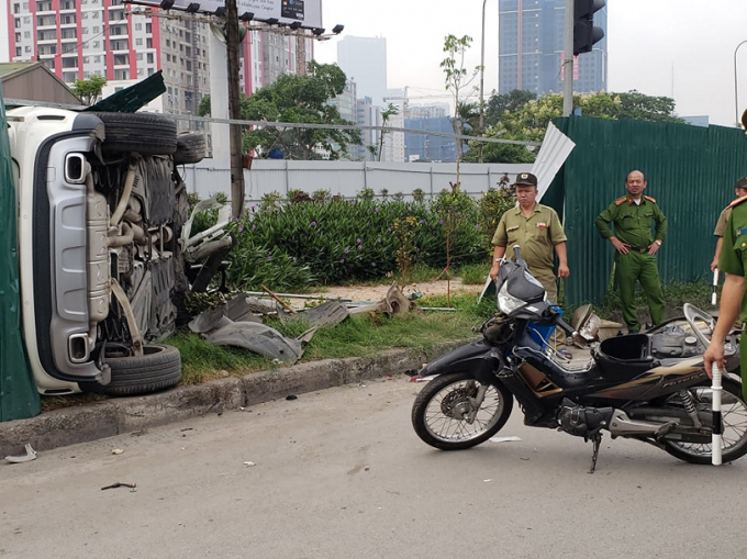 H&agrave; Nội: Xế hộp lật ngửa sau khi đ&acirc;m li&ecirc;n ho&agrave;n nhiều xe m&aacute;y khiến ba người nhập viện