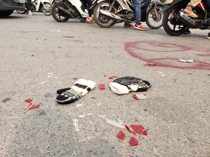 Nhiều mảnh vợ của c&aacute;c phương tiện bị tai nạn tung t&oacute;e tại hiện trường.