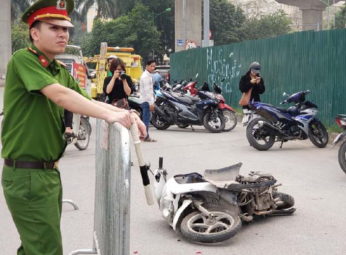 H&agrave; Nội: Xế hộp lật ngửa sau khi đ&acirc;m li&ecirc;n ho&agrave;n nhiều xe m&aacute;y khiến ba người nhập viện