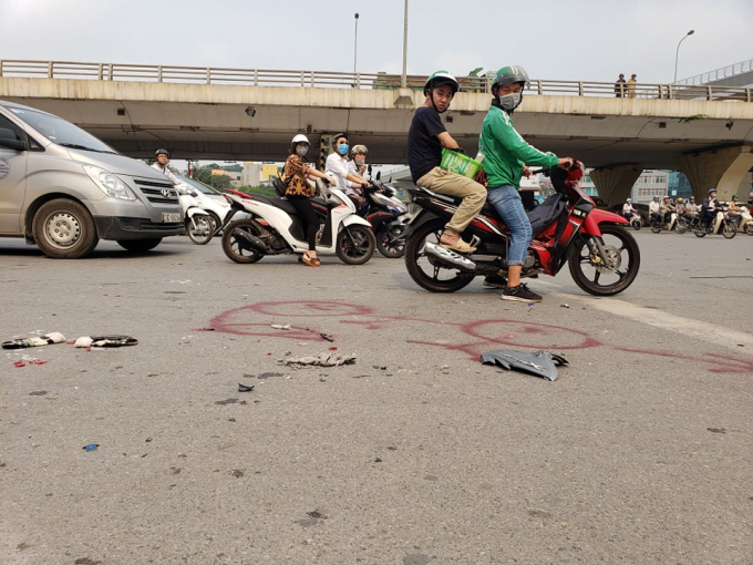 H&agrave; Nội: Xế hộp lật ngửa sau khi đ&acirc;m li&ecirc;n ho&agrave;n nhiều xe m&aacute;y khiến ba người nhập viện