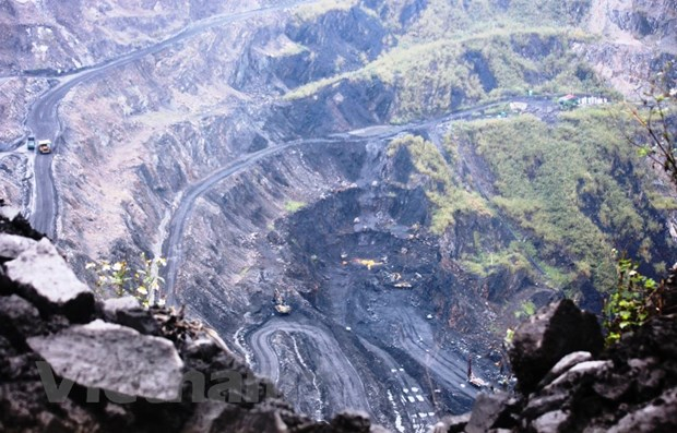 Hoạt động khai th&aacute;c, tuồn b&aacute;n x&iacute;t than diễn ra tại Mỏ than Phấn Mễ, th&agrave;nh phố Th&aacute;i Nguy&ecirc;n. (Ảnh: P.V/Vietnam+)