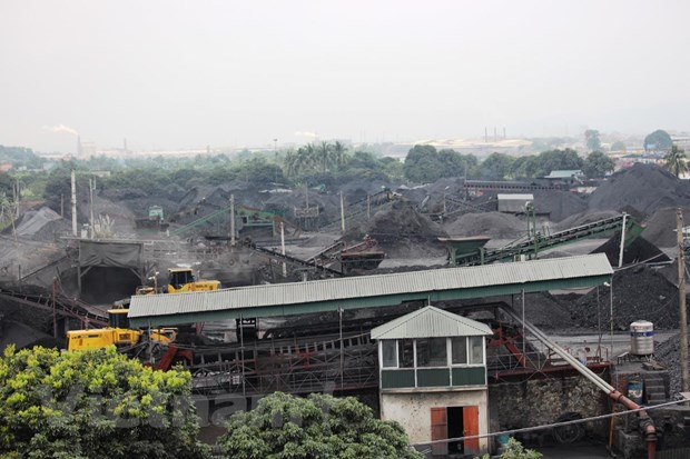 Một b&atilde;i tập kết, s&agrave;ng tuyển x&iacute;t, than nằm ven s&ocirc;ng Kinh Thầy, tr&ecirc;n địa b&agrave;n huyện Kinh M&ocirc;n, tỉnh Hải Dương. (Ảnh: P.V/Vietnam+)