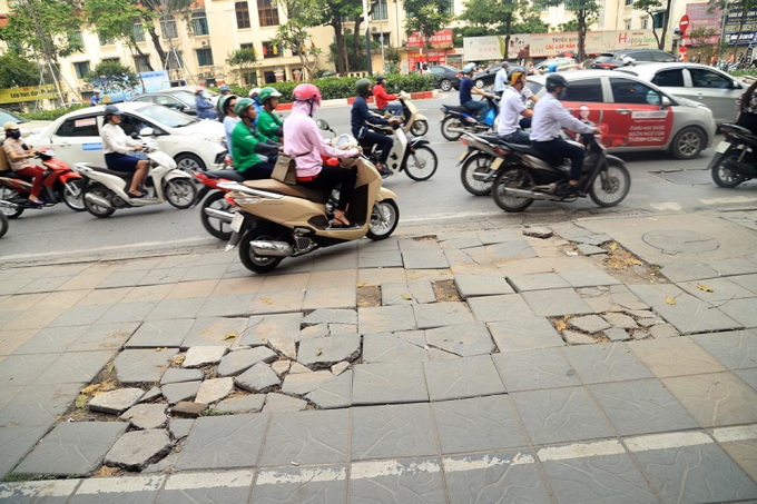 Mỗi khi xe m&aacute;y chạy tr&ecirc;n vỉa h&egrave;, những miếng gạch ốp vỉa bị bung l&ecirc;n k&ecirc;u b&ocirc;m bốp, vỡ tung t&oacute;e