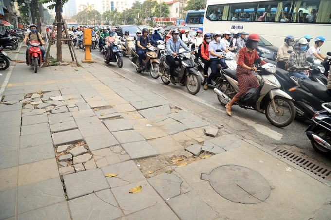 V&agrave;o giờ cao điểm nhiều&nbsp;xe m&aacute;y thường xuy&ecirc;n leo l&ecirc;n vỉa h&egrave; l&agrave; một phần nguy&ecirc;n nh&acirc;n dẫn đến hiện tượng bong tr&oacute;c