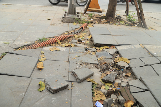 D&acirc;y c&aacute;p ngầm lộ thi&ecirc;n c&ugrave;ng h&agrave;ng gạch vỡ tr&ecirc;n đường Nguyễn Ch&iacute; Thanh&nbsp;
