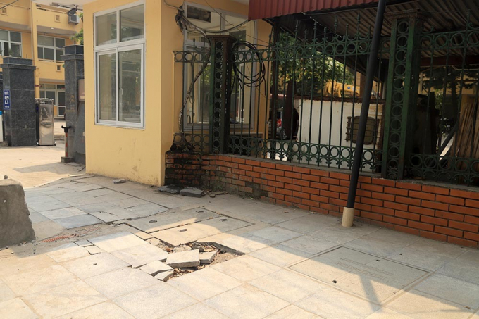 Đ&aacute; l&aacute;t vỉa h&egrave; lại loại đ&aacute; tự nhi&ecirc;n chống trơn trượt, so với vật liệu kh&aacute;c th&igrave; loại đ&aacute; n&agrave;y đươc cho c&oacute; khả năng chống thấm, nước tốt hơn, c&aacute;ch nhiệt an to&agrave;n&nbsp;