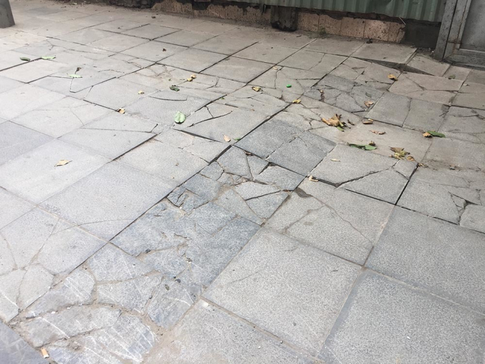 Tuy nhi&ecirc;n, đ&aacute; tự nhi&ecirc;n n&agrave;y c&oacute; hạn chế l&agrave; độ gi&ograve;n cao n&ecirc;n khi thi c&ocirc;ng l&aacute;t đ&aacute; phải c&oacute; lớp b&ecirc; t&ocirc;ng v&agrave; vữa l&oacute;t d&agrave;y khoảng 8-10 cm&nbsp;