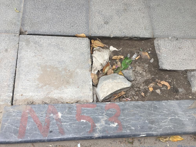 L&aacute;t vỉa h&egrave; đ&aacute; 'bền vững 70 năm' mới 2 năm bật tung, vỡ n&aacute;t