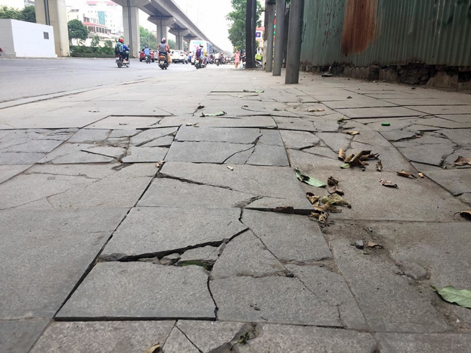 Tại nhiều địa điểm, h&agrave;ng chục vi&ecirc;n đ&aacute; l&aacute;t tr&ecirc;n vỉa h&egrave; đ&atilde; vỡ, g&atilde;y th&agrave;nh nhiều mảnh hoặc cập k&ecirc;nh, g&acirc;y kh&oacute; khăn cho người đi bộ&nbsp;