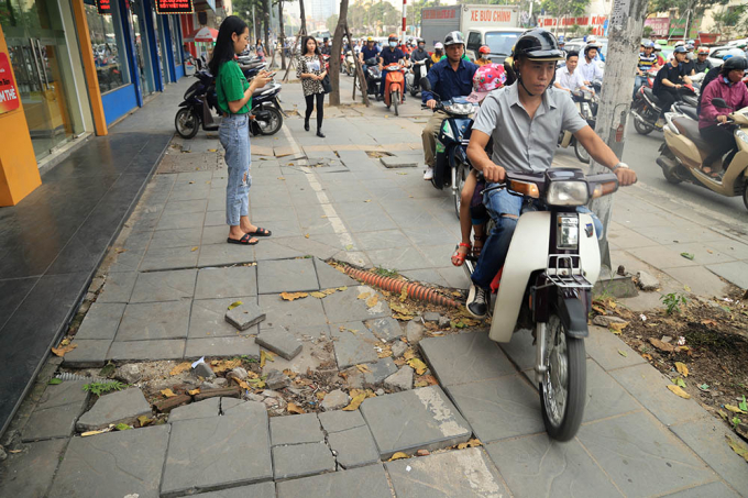 Một số&nbsp;tuyến phố ở H&agrave; Nội được l&aacute;t đ&aacute; vỉa h&egrave; bền vững 50- 70 năm nhưng đ&atilde; vỡ n&aacute;t, bong tr&oacute;c h&agrave;ng loạt chỉ sau&nbsp;2 năm đưa v&agrave;o sử dụng