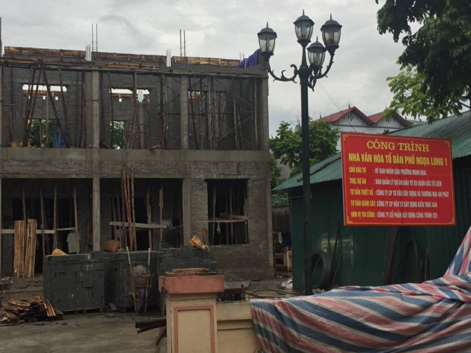 C&ocirc;ng tr&igrave;nh nh&agrave; văn h&oacute;a Ngọa Long1.&nbsp;Đơn vị thi c&ocirc;ng tr&ecirc;n biển b&aacute;o ch&iacute;nh l&agrave; c&ocirc;ng ty của vợ &ocirc;ng Nguyễn Văn Sỹ (Ch&aacute;nh văn ph&ograve;ng UBND quận Bắc Từ Li&ecirc;m).