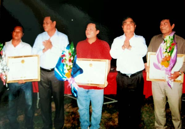 Tối 31/10/2016, l&atilde;nh đạo tỉnh Ph&uacute; Y&ecirc;n trao Bằng khen cho c&aacute;c tập thể &ldquo;ho&agrave;n th&agrave;nh xuất sắc nhiệm vụ đẩy nhanh tiến độ thi c&ocirc;ng dự &aacute;n&rdquo;, trong đ&oacute; c&oacute; Cty TNHH New City Việt Nam (đứng giữa), đơn vị &ldquo;chủ lực&rdquo; l&agrave;m ảnh hưởng ti&ecirc;u cực đến diện t&iacute;ch rừng. Ảnh: PV