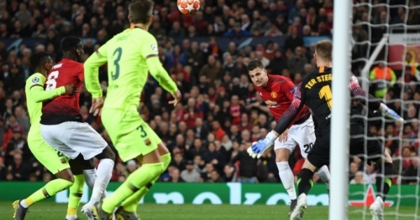 M.U 0-1 Barcelona: Luke Shaw lúng túng đá phản lưới nhà