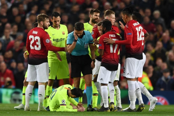 M.U 0-1 Barcelona: Luke Shaw l&uacute;ng t&uacute;ng đ&aacute; phản lưới nh&agrave;