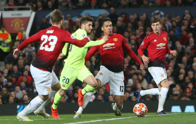 M.U 0-1 Barcelona: Luke Shaw l&uacute;ng t&uacute;ng đ&aacute; phản lưới nh&agrave;