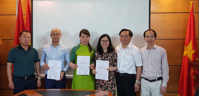 Đồng ch&iacute; Đ&agrave;o Văn Hội &ndash; TBT B&aacute;o Ph&aacute;p luật Việt Nam v&agrave; đồng ch&iacute; Vũ Ho&agrave;ng Diệp &ndash; Ph&oacute; TBT B&aacute;o Ph&aacute;p luật Việt Nam ch&uacute;c mừng 3 Đảng vi&ecirc;n mới.