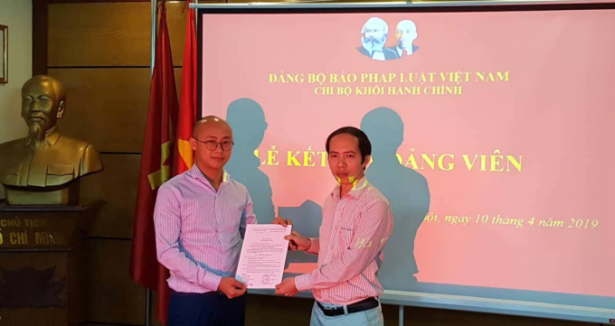 B&iacute; thư Chi bộ Nguyễn Đức Trường trao&nbsp;Quyết định kết nạp Đảng vi&ecirc;n cho Đảng vi&ecirc;n mới Vũ Đức Quang.