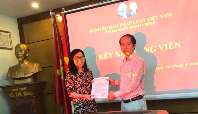 B&iacute; thư Chi bộ Nguyễn Đức Trường trao&nbsp;trao Quyết định kết nạp Đảng vi&ecirc;n cho Đảng vi&ecirc;n mới Đ&agrave;o Thị H&agrave;.