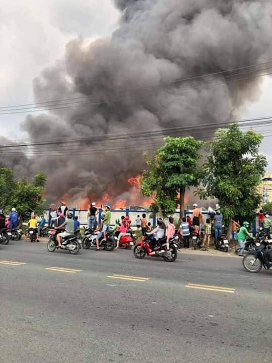 Đ&aacute;m ch&aacute;y b&ugrave;ng ph&aacute;t dữ dội.