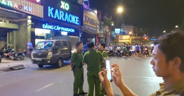 Cận cảnh công an xuyên đêm khám xét quán karaoke của ông "vua vàng" Phúc XO