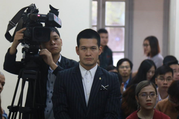 Đạo diễn Việt T&uacute; trong phi&ecirc;n t&ograve;a.