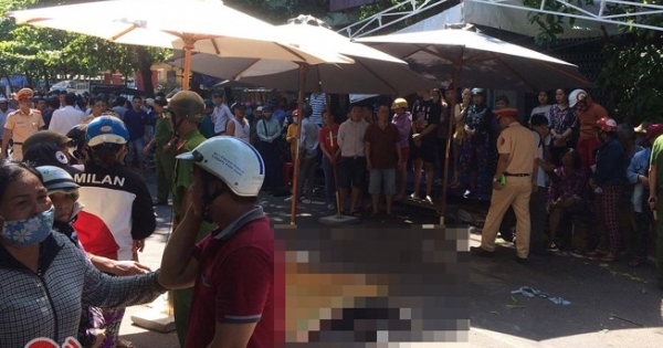 Tai nạn kinh hoàng: Xe 7 chỗ biển tứ quý lao vào đám tang, nhiều người thương vong