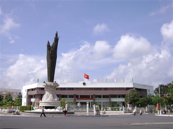 UBND tỉnh An Giang cũng đ&atilde; c&oacute; văn bản chỉ đạo Sở Nội vụ tỉnh An Giang tổ chức kiểm điểm, l&agrave;m r&otilde; tr&aacute;ch nhiệm của từng tổ chức, c&aacute; nh&acirc;n c&oacute; sai phạm&nbsp;