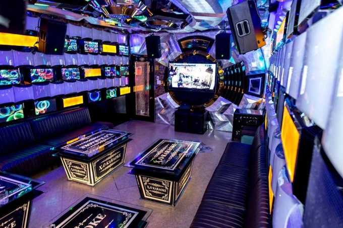 B&ecirc;n trong &ldquo;ổ bay, lắc&rdquo; karaoke của Ph&uacute;c XO.