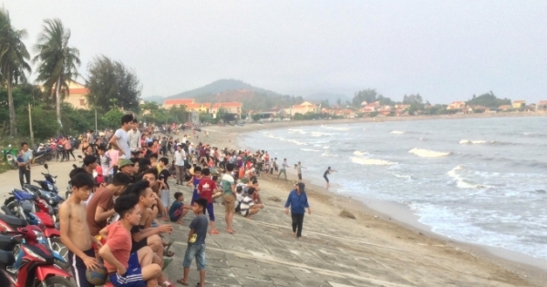 Nghệ An: Dùng lưới quét biển tìm kiếm học sinh 10 tuổi bị sóng cuốn mất tích khi đi tắm biển