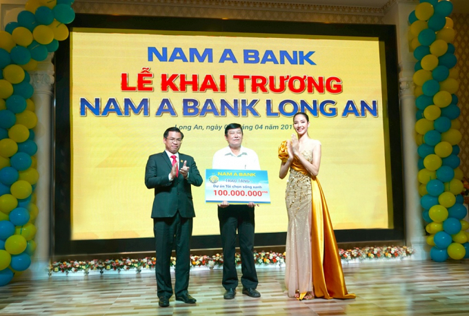 &Ocirc;ng Trần Ngọc T&acirc;m &ndash; Tổng Gi&aacute;m đốc Nam A Bank c&ugrave;ng &Aacute; hậu Ho&agrave;ng Th&ugrave;y trao tặng bảng tượng trưng cam kết về việc triển khai hai dự &aacute;n v&igrave; cộng đồng &ldquo;T&ocirc;i chọn sống xanh&rdquo; v&agrave; &ldquo;N&acirc;ng bước đến trường &ndash; Thắp s&aacute;ng tương lai&rdquo; cho &Ocirc;ng Huỳnh Văn Nhịn &ndash; Ph&oacute; chủ tịch UBND TP T&acirc;n An.