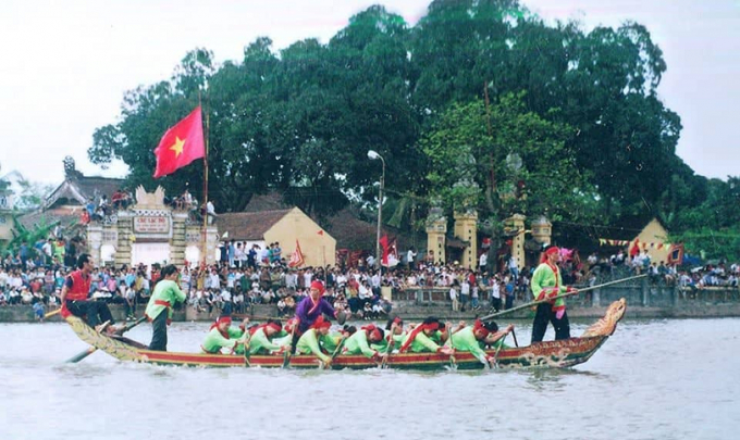 Đua thuy&ecirc;n l&agrave; tr&ograve; chơi tạo sự gay cấn giữa từng đội chơi.