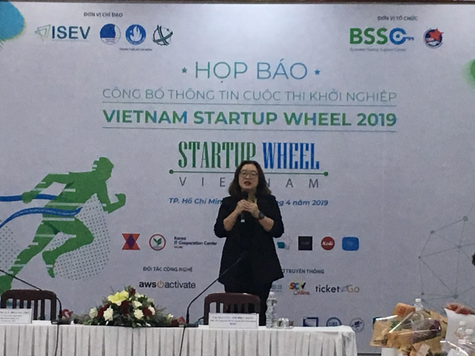 B&agrave; Nguyễn Thị Diệu Hằng, Trưởng BTC cuộc thi ph&aacute;t biểu tại buổi họp b&aacute;o.