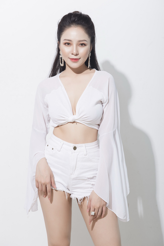 Từ sau m&ugrave;a World Cup 2018, Đỗ Thị Tr&acirc;m Anh (sinh năm 1995, dược sĩ) l&agrave; c&aacute;i t&ecirc;n nổi đ&igrave;nh nổi đ&aacute;m&nbsp;tr&ecirc;n mạng x&atilde; hội.