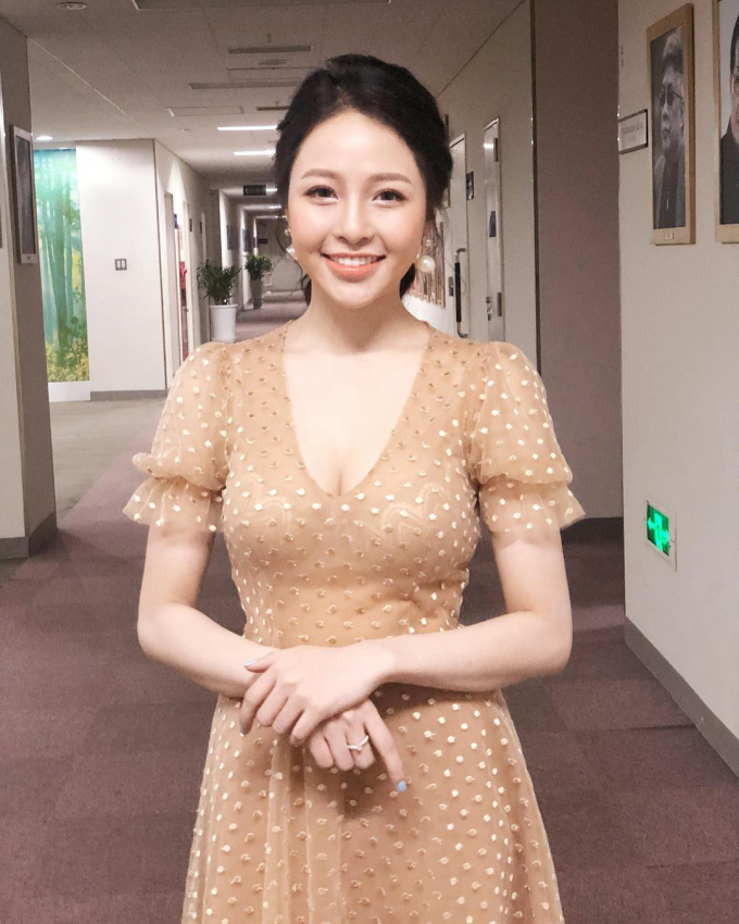 C&ocirc; c&oacute; gương mặt tr&aacute;i xoan xinh xắn v&agrave; v&ograve;ng 1 đầy đặn, quyến rũ.