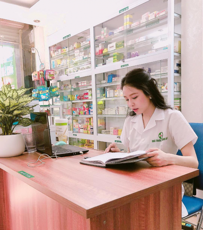 Tr&acirc;m Anh đang l&agrave; n&agrave;ng dược sĩ c&oacute; v&oacute;c d&aacute;ng n&oacute;ng bỏng nhất hiện nay. Instagram của c&ocirc; n&agrave;ng c&oacute; h&agrave;ng chục ngh&igrave;n người theo d&otilde;i.