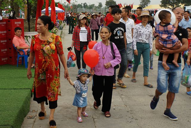 Trẻ nhỏ, người gi&agrave; về với Đền H&ugrave;ng.