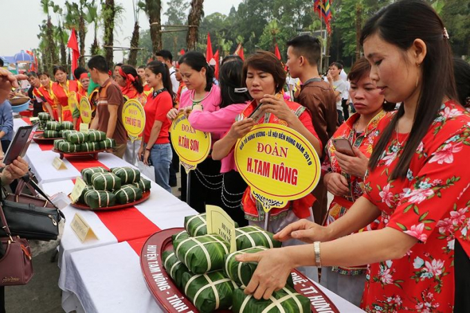 Thi g&oacute;i b&aacute;nh chưng, b&aacute;nh giầy tại Lễ hội Đền H&ugrave;ng 2019.