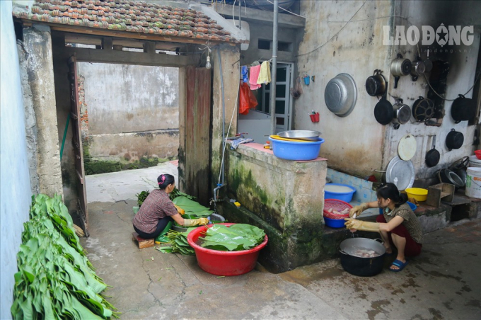 N&oacute;i đến H&ugrave;ng L&ocirc;, người ta kh&ocirc;ng chỉ biết đến đơn thuần l&agrave; l&agrave;ng l&agrave;m b&aacute;nh đa, mỳ gạo m&agrave; H&ugrave;ng L&ocirc; c&ograve;n nổi tiếng với nghề l&agrave;m b&aacute;nh chưng d&acirc;ng Vua H&ugrave;ng. X&atilde; H&ugrave;ng L&ocirc; c&oacute; lẽ l&agrave; x&atilde; duy nhất ở tỉnh Ph&uacute; Thọ vẫn c&ograve;n duy tr&igrave; được nghề n&agrave;y theo m&ocirc; h&igrave;nh &ldquo;sản xuất h&agrave;ng h&oacute;a&rdquo; với v&agrave;i chục hộ &ldquo;b&aacute;m&rdquo; nghề, l&agrave;m b&aacute;nh quanh năm suốt th&aacute;ng chứ kh&ocirc;ng nhỏ lẻ như một số địa phương kh&aacute;c.&nbsp;&nbsp;