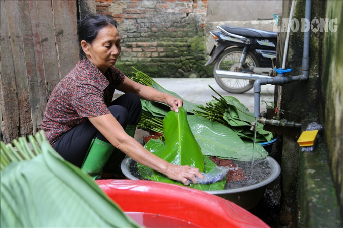 Với người d&acirc;n H&ugrave;ng L&ocirc;, g&oacute;i b&aacute;nh c&ograve;n g&oacute;i cả t&igrave;nh cảm với qu&ecirc; hương, tr&aacute;ch nhiệm với c&aacute;c vị vua H&ugrave;ng v&agrave; những người đi trước n&ecirc;n mỗi chiếc b&aacute;nh l&agrave;m ra đều c&oacute; trọn t&igrave;nh y&ecirc;u, t&acirc;m huyết trong đ&oacute;.