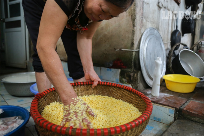 L&agrave; l&agrave;ng nghề đ&atilde; c&oacute; l&acirc;u năm n&ecirc;n ở đ&acirc;y từ cụ gi&agrave; tới trẻ nhỏ đều th&agrave;nh thạo với việc l&agrave;m b&aacute;nh chưng. T&ugrave;y theo từng độ tuổi m&agrave; được ph&acirc;n c&ocirc;ng những c&ocirc;ng việc cụ thể.