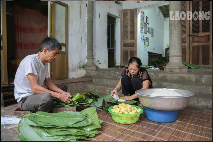Theo những người d&acirc;n nơi đ&acirc;y, l&agrave;m b&aacute;nh quan trọng nhất l&agrave; c&aacute;ch chọn nguy&ecirc;n liệu v&agrave; c&aacute;ch g&oacute;i, c&aacute;ch luộc.