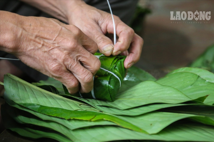 Mỗi người d&acirc;n ở H&ugrave;ng l&ocirc; đều th&agrave;nh thạo g&oacute;i b&aacute;nh chưng.