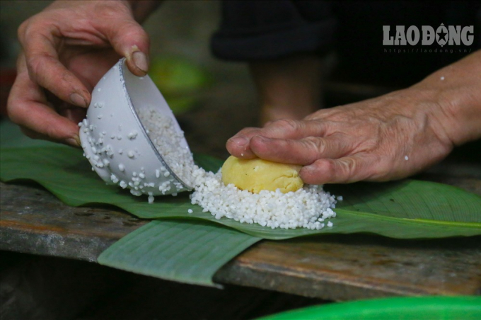 Nh&acirc;n đỗ được nặn th&agrave;nh b&aacute;nh rồi mới cho v&agrave;o g&oacute;i.