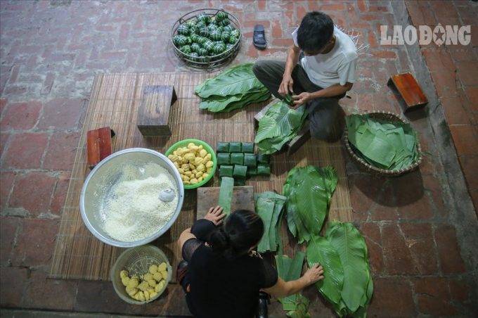 Khi lễ giỗ tổ cận kề, người d&acirc;n H&ugrave;ng L&ocirc; c&agrave;ng th&ecirc;m tất bật ho&agrave;n thiện những mẻ b&aacute;nh cuối c&ugrave;ng để d&acirc;ng l&ecirc;n c&aacute;c vua H&ugrave;ng v&agrave; phục vụ du kh&aacute;ch tr&ecirc;n khắp cả nước về Đền H&ugrave;ng giỗ tổ.