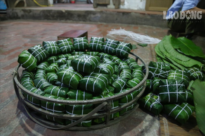 Những chiếc b&aacute;nh chưng được g&oacute;i đều tay, vu&ocirc;ng vắn chuẩn bị được đem đi luộc.