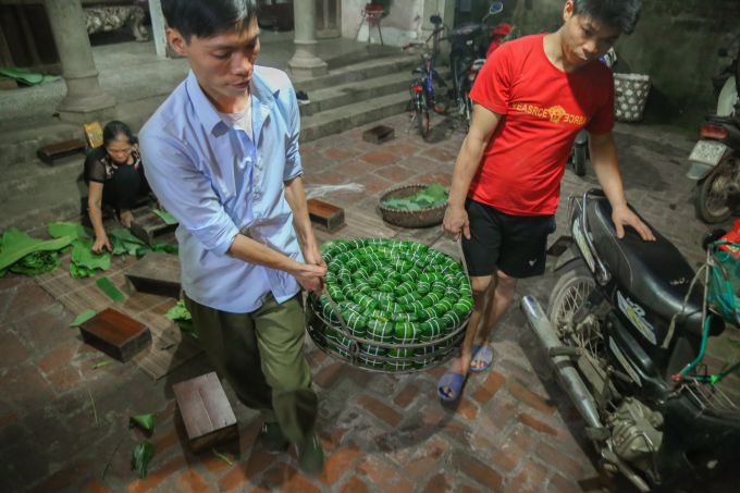 Người d&acirc;n H&ugrave;ng L&ocirc; cho biết, để luộc b&aacute;nh mau nhừ, khi luộc b&aacute;nh cứ sau khoảng 1 giờ lại pha th&ecirc;m một &iacute;t nước l&atilde; v&agrave;o nồi đang s&ocirc;i, khi nước n&oacute;ng gặp nước lạnh th&igrave; b&aacute;nh sẽ ch&oacute;ng nhừ hơn v&agrave; ngon hơn. Từ đ&acirc;y những mẻ b&aacute;nh chưng H&ugrave;ng L&ocirc; sẽ được đưa đến tay h&agrave;ng triệu con ch&aacute;u của vua H&ugrave;ng trong ng&agrave;y giỗ tổ thi&ecirc;ng li&ecirc;ng.