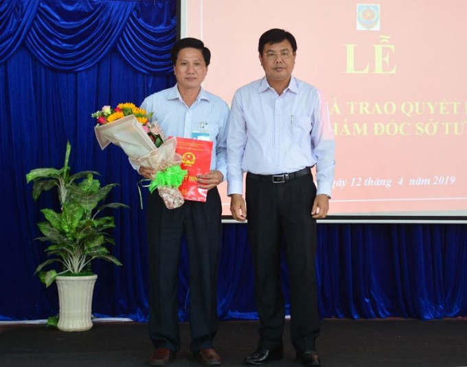 Chủ tịch UBND tỉnh C&agrave; Mau Nguyễn Tiến Hải (b&ecirc;n phải) trao Quyết định bổ nhiệm chức vụ Gi&aacute;m đốc Sở Tư ph&aacute;p cho &ocirc;ng Phạm Ch&iacute; Hải.