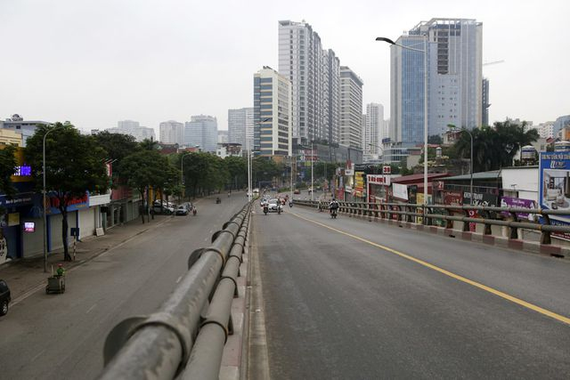 Đường L&ecirc; Văn Lương vắng vẻ lạ thường trong giờ cao điểm v&agrave;o buổi s&aacute;ng.