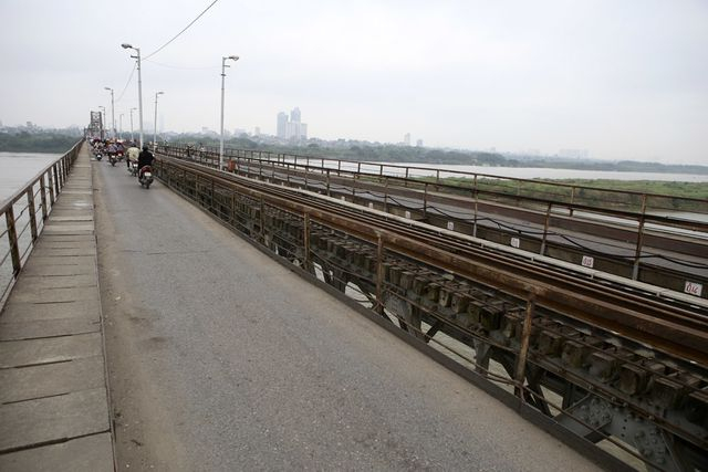 Lượng người ra v&agrave;o trung t&acirc;m th&agrave;nh phố vắng, cầu Long Bi&ecirc;n &iacute;t người qua lại.