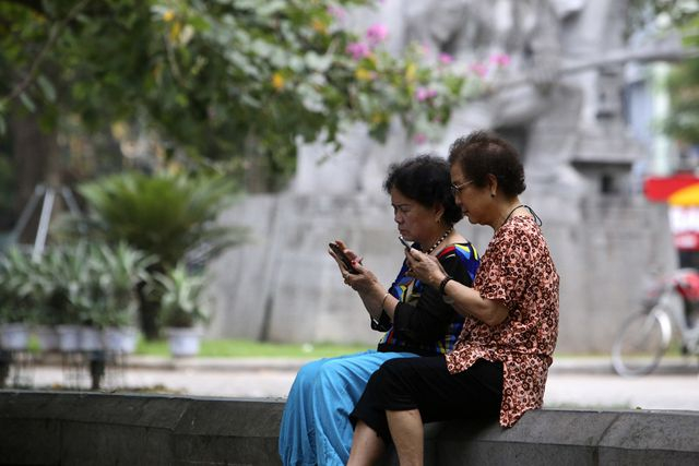 Đ&ocirc;i bạn gi&agrave; đang trao đổi th&ocirc;ng tin từ những chiếc điện thoại th&ocirc;ng minh.  &nbsp;